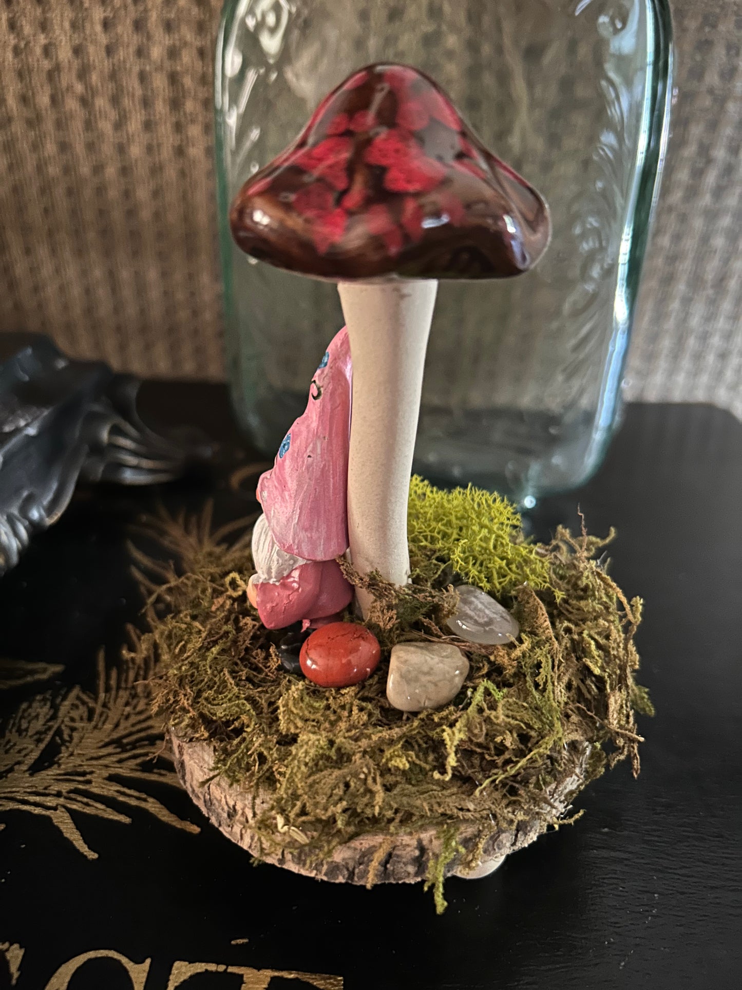 Gnome with hat with mushroom with crystals