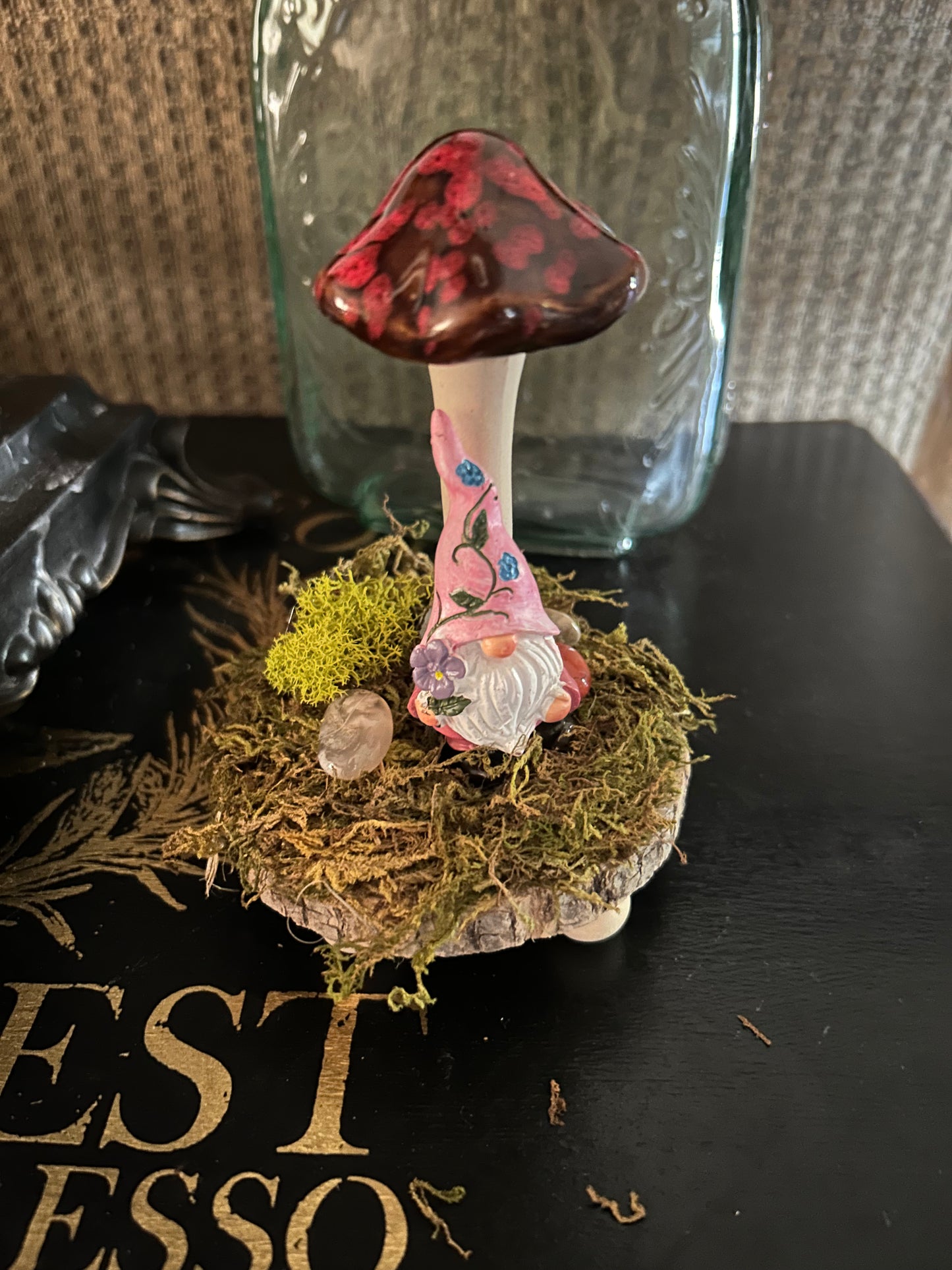 Gnome with hat with mushroom with crystals