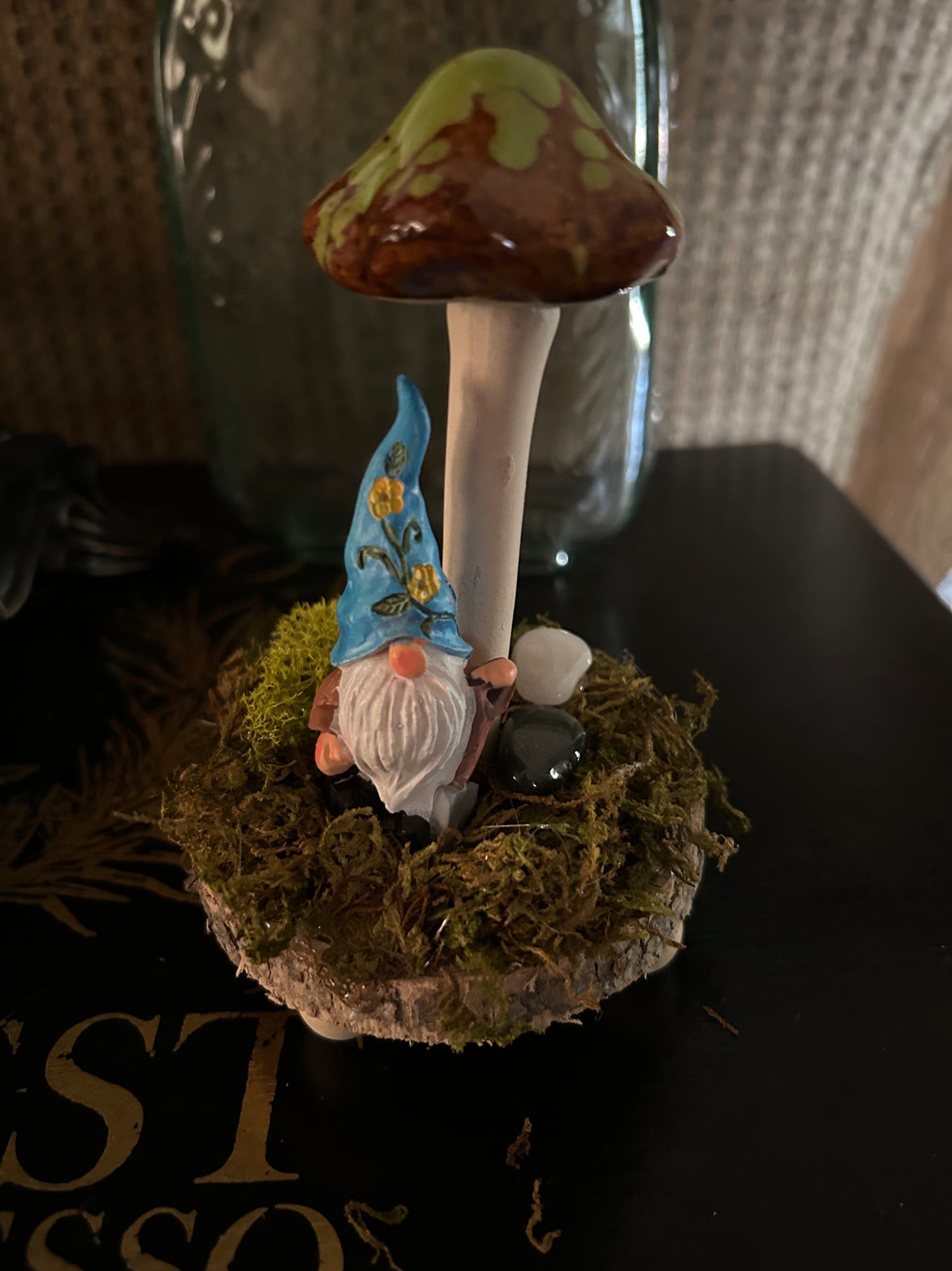 Gnome with hat with mushroom with crystals