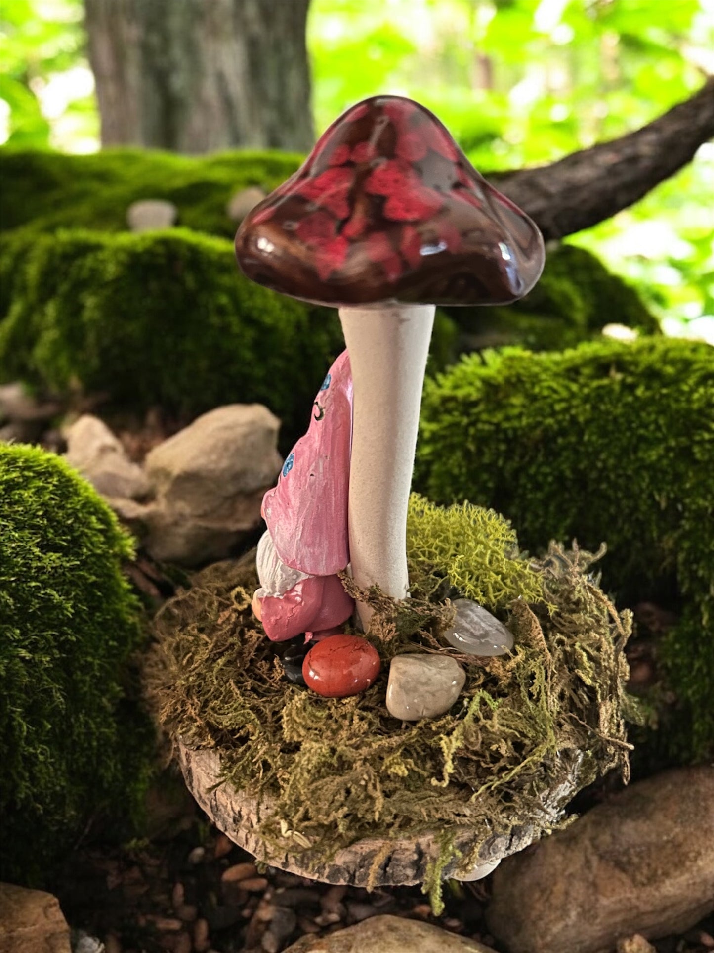 Gnome with hat with mushroom with crystals