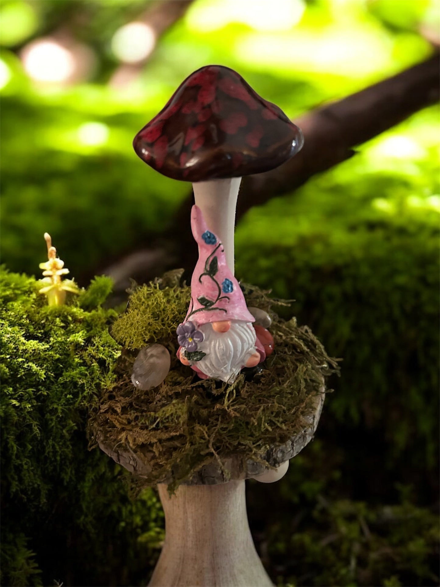 Gnome with hat with mushroom with crystals